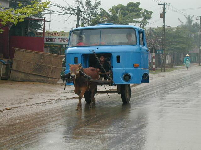Asiatisches Taxi mit Esel und Fahrerkabine vom Lastwagen
