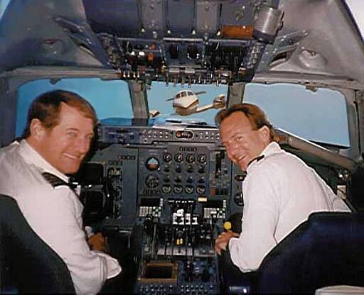 Lächelnde Piloten übersehen endgegenkommendes Flugzeug