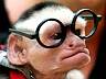 Der Affe ist schon ziemlich eitel,
von der Brille bis zum Scheitel.