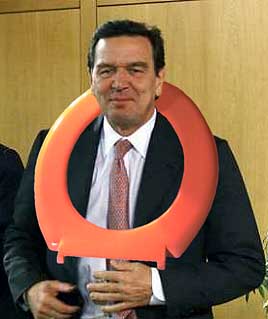 Gerhard Schröder, hat die Demokratie abgeschafft und bekam dafür die goldene Klobrille.