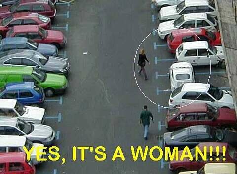 Das Auto einer Frau quer geparkt im Parkplatz