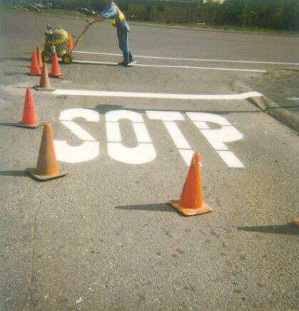 Straßen-Aufschrift SOTP statt STOP